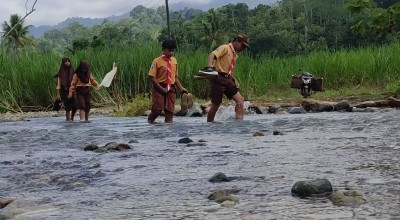 Bahaya Banjir Tak Surutkan Semangat Siswa SDN 2 Kandangan Banyuwangi Bersekolah