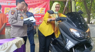 Polsek Tenggilis Mejoyo Surabaya Kembalikan Motor Korban Pencurian
