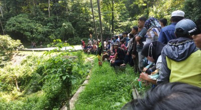 Evakuasi Truk Pengangkut Jati Terperosok di Jalur Gumitir Menjadi Tontonan Warga