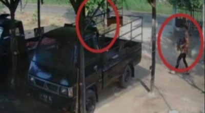 Aksi Dua Pencuri Suku Cadang Mobil di Bangkalan Terekam CCTV