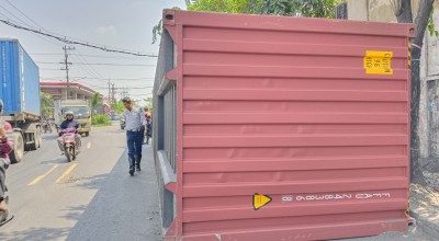 Kontainer Misterius Terguling di Jalan Ikan Dorang Surabaya
