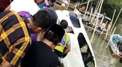 Mobil Wisatawan Long Gladak Bangkalan Tercebur Laut