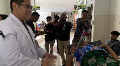 Nakes di Ponorogo Bagi-bagi Bunga dan Doa Bersama, Tolak RUU Kesehatan!