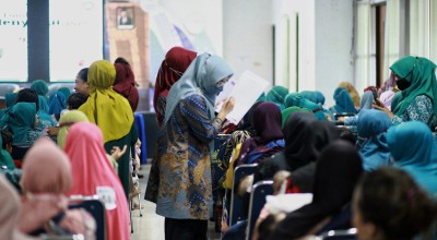 Momen Puluhan Emak-emak di Kota Kediri Ikuti Lomba Menyusui
