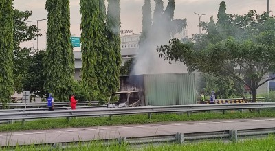Truk Boks Terbakar di Gerbang Tol Waru, Sidoarjo