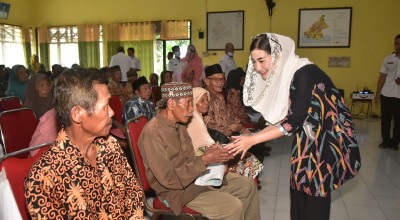 Ketua TP PKK Trenggalek Novita Hardini Serahkan Bantuan PKH Plus di Kecamatan Suruh