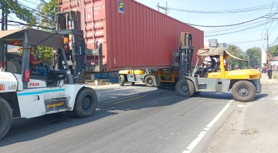 Kontainer Misterius Terguling di Surabaya Dievakuasi