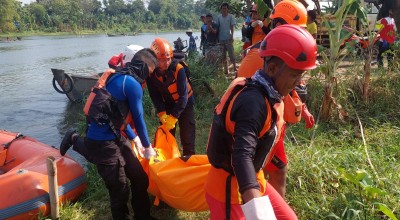 Pria Terjun dari Jembatan Semampir Kediri Ditemukan Nyangkut Eceng Gondok Sungai Brantas, Ini Identitasnya