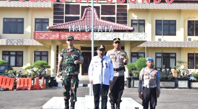 Bupati Situbondo Bung Karna Bacakan Amanat Kapolri dalam Apel Revitalisasi Satkamling