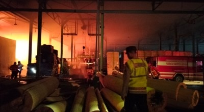 Pabrik Triplek Lamongan Terbakar, Kerugian Rp500 Juta dan 4 Karyawan Luka Bakar