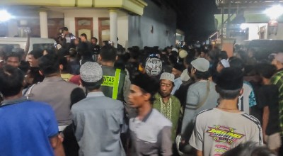 Ratusan Warga Emosi Kepung Rumah Kepala Desa Pesisir, Kapolres Probolinggo Kota Turun Tangan