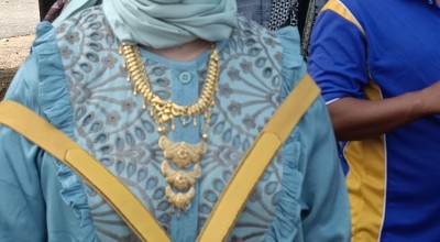 Ketika Wanita Pulau Gili Ketapang Probolinggo Bagai Toko Emas Berjalan