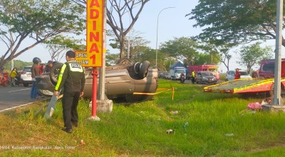 Mini Bus Terbalik di Bangkalan akibat Pecah Ban