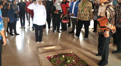 Khofifah Ziarah di Makam Bung Karno bersama Kelompok Cipayung Plus