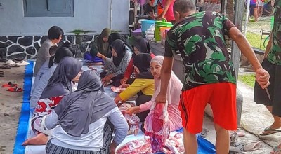 Keseruan Jalasenastri TNI AL Lanudal Juanda Mengolah Daging Kurban
