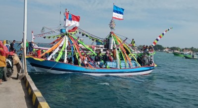 48 Warga Pulau Gili Ketapang Probolinggo Barangkat Haji Naik Kapal Hias
