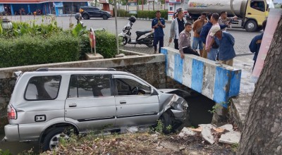 Mobil di Tulungagung Nyungsep ke Parit karena Hindari ODGJ Menyeberang Jalan