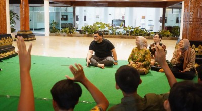 Mas Dhito Ajak Puluhan Siswa SMP Negeri 2 Pare Menginap di Rumah Dinas