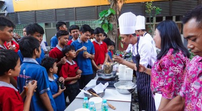 Meriahnya Anak-Anak Belajar Memasak Langsung dari Chef Hotel Berbintang di Surabaya