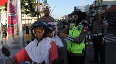 Sosialisasi Operasi Patuh Semeru 2023, Polres Ponorogo Bagikan Coklat dan Helm