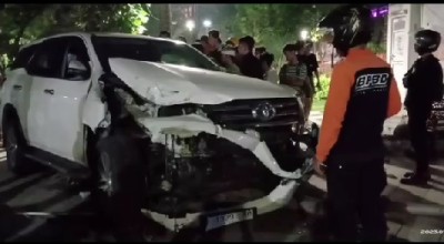 Viral Video Fortuner Tabrak Mobil dan Tiang PJU depan Monumen Bambu Runcing Surabaya