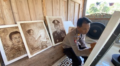 Melukis dengan Ampas Kopi Jadi Cara Healing Terbaik Polisi di Kediri ini
