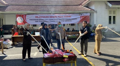 Kejaksaan Negeri Kota Kediri Musnahkan Narkoba dan 3 Ton Pupuk Ilegal
