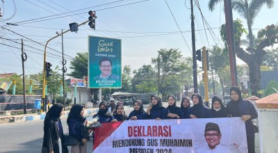 Perempuan Madura Bagi-bagi Bunga Dukung Gus Imin Nyapres
