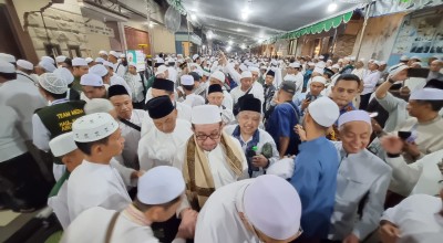 Presiden PKS Larut Dalam Lautan Manusia dalam Haul Habib Abu Bakar Gresik