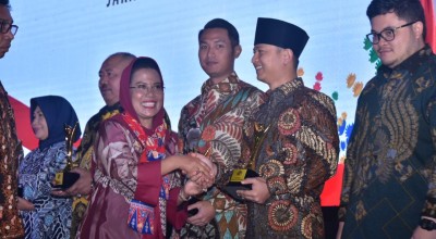 Bupati Trenggalek Raih Penghargaan Pembina Koperasi Andalan dari Dekopin