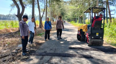 Polisi bersama Dinas PU Situbondo Pasang Marka Kejut, Cegah Balap Liar di Jalan Desa Banongan