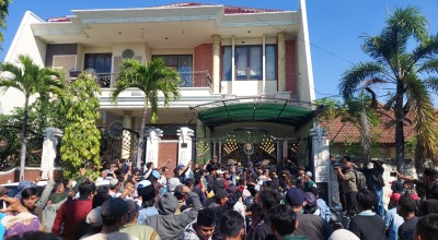 PN Eksekusi Rumah Mewah di Sutorejo Surabaya, Pemilik Ngeyel: Ada Pemalsuan Tanda Tangan