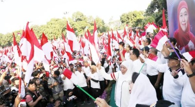 Khofifah Bagikan Puluhan Ribu Bendera Merah Putih ke Warga Jatim dan Ormas, Kode Apa?