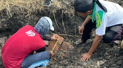 Penemuan Batu Bata Kuno Diduga Struktur Candi di Sawah, Hebohkan Warga Lamongan