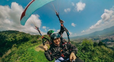 Foto: Bupati Ipuk Ikut Terbang di Momen Banyuwangi Open Paralayang