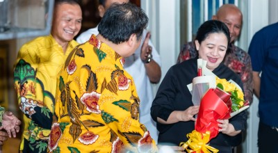 Beri Mawar Merah-Kuning ke Puan, Airlangga: Ini Spesial Bunga Politik