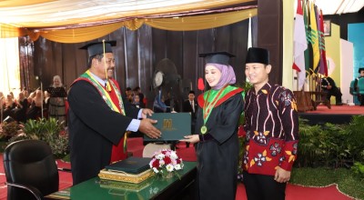 Novita Hardini Raih Magister Ekonomi dengan Predikat Cumlaude