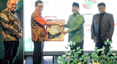 Anwar Sadad Dianugerahi jadi Tokoh Penggerak Ekonomi, UMKM dan Koperasi 2023