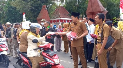 Sambut HUT Kemerdekaan Indonesia, Pemkab Trenggalek Bagikan 20 Ribu Bendera Merah Putih