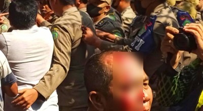 Tolak Penertiban, Para Pedagang Pasar Larangan Sidoarjo Bentrok dengan Petugas
