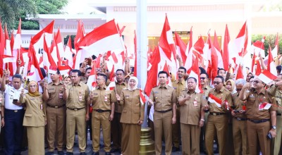 Gubernur Khofifah Ajak Warga Jatim Kibarkan Bendera Merah Putih Mulai Besok
