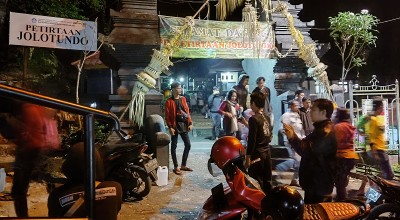 Malam Satu Suro, Ngumbah Gaman di Petirtaan Jolotundo Mojokerto