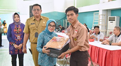 Pemkot Surabaya Bagi-bagi Seragam Sekolah dan Sepatu Gratis, Pemprov Jatim Kapan?