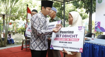 Bupati Trenggalek Mas Ipin Salurkan BLT DBHCHT, Ini Pesannya