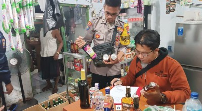 Ratusan Botol Miras Disita Polsek Besuki Situbondo dari  Gudang Toko Kelontong