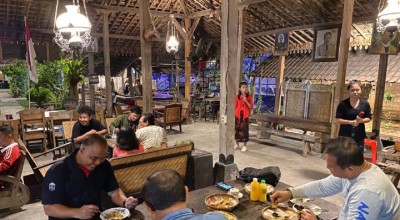 Menikmati Kidungan Jula-Juli di Waroeng Joglo Merah Putih