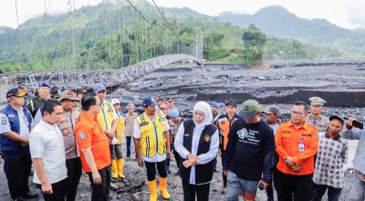 Khofifah Janji Recovery Jembatan Putus Dampak Banjir Lumajang Rampung 2 Bulan