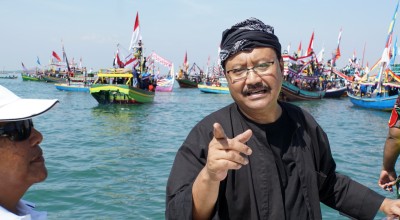 Pawai Sedekah Laut, Gus Ipul Ajak Warga Pasuruan Jaga Kelestariannya