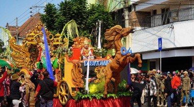 Aneka Mobil Hias dan Busana Spektakuler di Pawai Pembangunan Kota Mojokerto