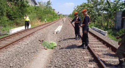Hendak Memancing, Perempuan di Surabaya Tertabrak Kereta Api